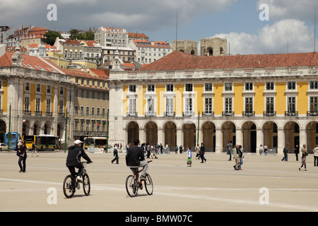 Radfahrer auf der Platz Praça Comercio oder Terreiro Paco in Lissabon, Portugal, Europa Stockfoto