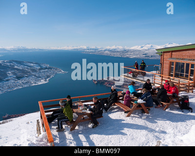 Wintersportfans genießen das sonnige Wetter auf dem Fagernes-Fjellet Berg hoch über der Stadt Narvik und den Ofotfjord. Stockfoto