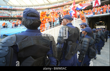 GEPANZERTE Polizei im Stadion achtern Niederlande V JAPAN DURBAN Stadion DURBAN Südafrika 19. Juni 2010 Stockfoto