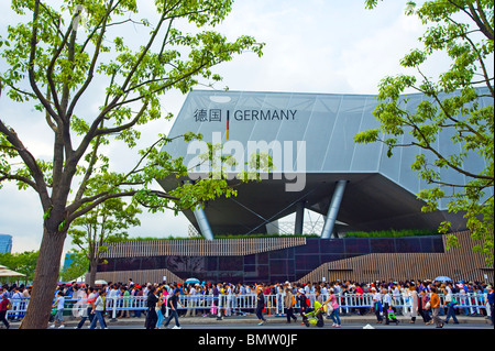 EXPO 2010 Shanghai China den deutschen Pavillon BALANCITY Menschen drängten sich Masse Pavillon warten Besucher Besucher Gebäude grau grau Stockfoto