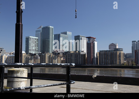 Ansicht von Canary Wharf aus über den Fluss Themse an einem herrlich hellen und sonnigen Tag mit strahlend blauem Himmel, Rotherhithe, London. Stockfoto