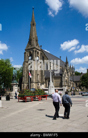 Statue von Sir Robert Peel und Pfarrei Kirche von St Mary the Virgin, Marktplatz, Bury, größere Manchester, UK Stockfoto