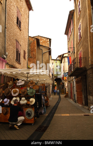 Stall Inhaber Einrichtung in einer ruhigen Straße von dem französischen Dorf Castellane, Alpes de Haute Provence, Frankreich, Europa. Stockfoto