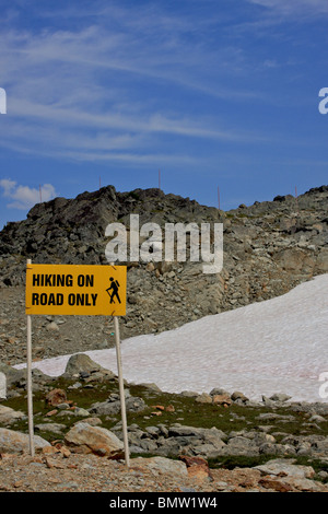 Wandern auf Verkehrszeichen Stockfoto