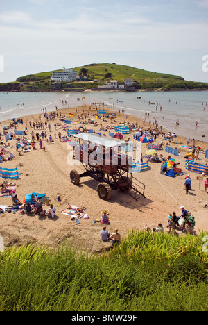 Urlauber und Burgh Island Meer Traktor am Strand von Bigbury-sur-mer, Devon, UK Stockfoto