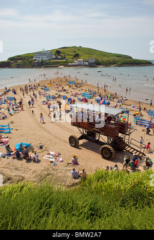 Urlauber und Burgh Island Meer Traktor am Strand von Bigbury-sur-mer, Devon, UK Stockfoto