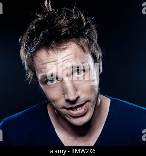 Studio-Porträt auf schwarzem Hintergrund von einem lustigen expressive kaukasischen Mann freundlichen fröhlich Stockfoto
