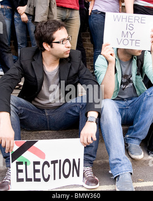 Iraner protestieren vor der iranischen Botschaft in London über Wahlergebnisse Stockfoto