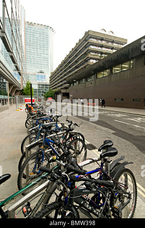 Pendler-Bikes eingesperrt in einer Stadt der London Street direkt vor th barbican Stockfoto