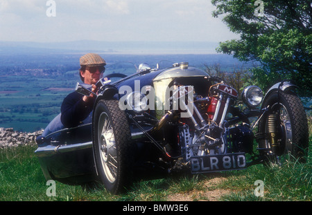 1934 Morgan Matchless Dreirad Auto auf englischen Landstraße Stockfoto