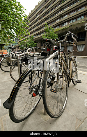 Pendler-Bikes eingesperrt in einer Stadt der London Street direkt vor th barbican Stockfoto