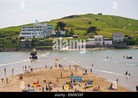 Urlauber und Burgh Island Meer Traktor am Strand von Bigbury-sur-mer, Devon, UK Stockfoto