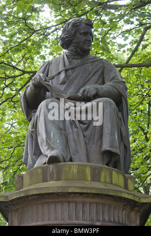 Statue von Sir James Young Simpson, der Pionier der Anästhesie in Princes Street, Edinburgh, Schottland. Stockfoto