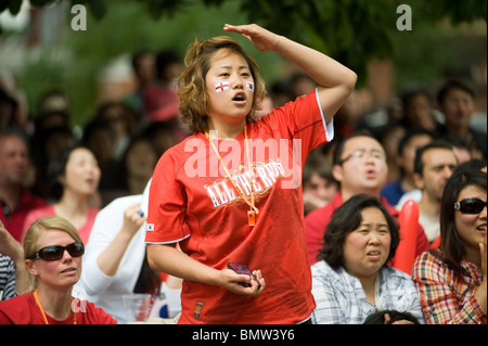 Besorgt südkoreanischen Fußball-Anhänger beobachten ihr Team spielen Griechenland in einem Londoner Pub während der WM 2010 Stockfoto