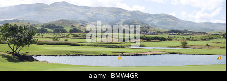 Panoramablick über den Golfplatz mit private Luxusvillen bewölktem Himmel Hintergrund Stockfoto