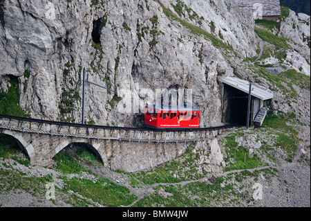 Die Zahnradbahn auf dem Pilatus, Zentralschweiz, mit dem Zug nähert sich den Gipfel Stockfoto