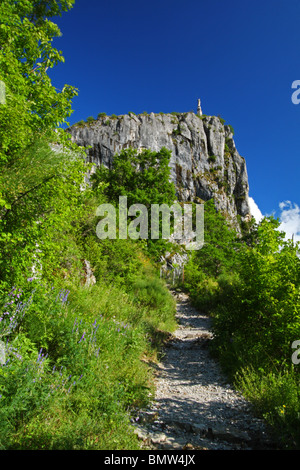 Der Wanderweg auf dem Weg zur Kapelle Notre-Dame-du-Roc, Castellane, Alpes de Haute, Provence, Frankreich. Stockfoto