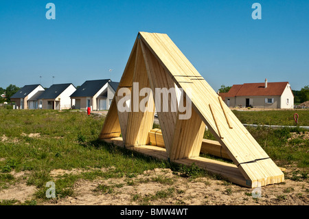 Holz-Dachbinder auf Wohnungsbau Neubau Baustelle - Indre-et-Loire, Frankreich. Stockfoto