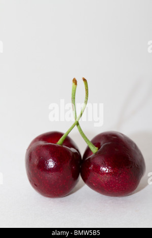 Zwei Beeren (Süßkirschen), isoliert auf Weiß Stockfoto