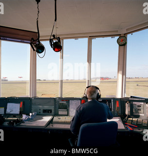 Fluglotse im Kontrollturm an RAF Scampton, Heimatbasis von der "Red Arrows" der britischen Royal Air Force aerobatic team Stockfoto