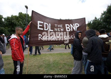 Anti-faschistische Protestmarsch durch East London, England, UK. Stockfoto