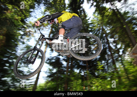 Mountainbiker im Downhill Mtb-Rennen in Szczyrk, Beskiden, Polen. Stockfoto