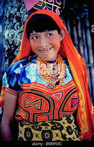 Ein Kuna (Cuna) indische Mädchen trägt die handgefertigten Mola, die kennzeichnend für ihre Bluse und traditionelle Kleidung in den San Blas Inseln von Panama ist. Stockfoto