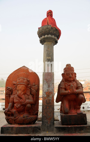 hinduistische Symbole und Statue am Heiligen Bagmati-Fluss, Pashupatinath Tempel, Kathmandu, nepal Stockfoto