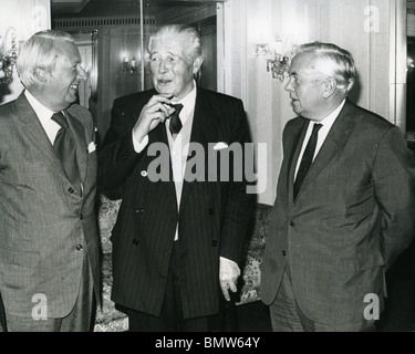 HAROLD MACMILLAN mit Edward Heath auf der linken Seite und Harold Wilson auf der rechten Seite startet seine Memoiren im Dezember 1974 Stockfoto