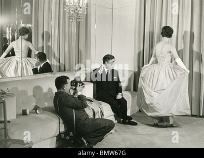 NORMAN HARTNELL - englische Modedesignerin in seinem Salon am 26 Bruton Street, Mayfair, London, 1963 Stockfoto