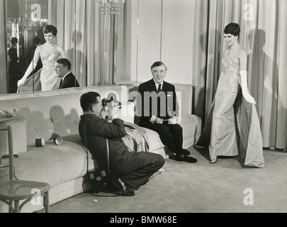 NORMAN HARTNELL - englische Modedesignerin in seinem Salon am 26 Bruton Street, Mayfair, London, 1963 Stockfoto