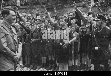 ADOLF HITLER mit Mitgliedern der Hitlerjugend über 1934 Stockfoto
