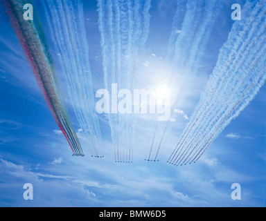 Rauch Spuren der vierzig führende europäische Kunstflug Display Flugzeug links über Schweizer Himmel (vollständige Beschriftung unten). Stockfoto
