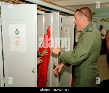 Piloten von der "Red Arrows" der britischen Royal Air Force aerobatic Team tauschen Streiche am Tag, vorbei. Stockfoto