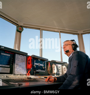 Fluglotse im Kontrollturm an RAF Scampton, Heimatbasis von der "Red Arrows" der britischen Royal Air Force aerobatic team Stockfoto