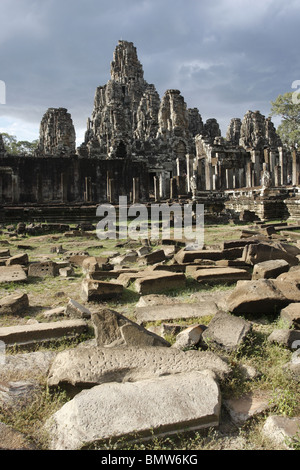 Der Bayon, eines der größten Denkmäler in der Angkor Archäologische Park, erbaut im 12. Jahrhundert, vor dem Monsun-Himmel. Stockfoto