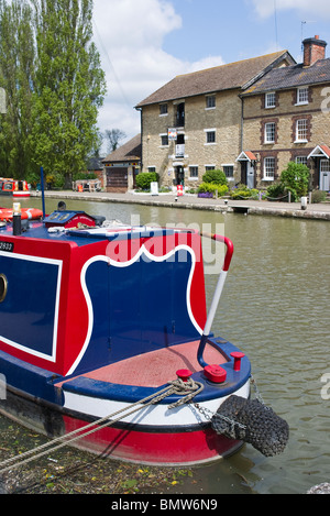 Rot, weiß und blau lackiert schmalen Boot am Grand Union Canal bei "Stoke Bruerne" Northampton UK Stockfoto