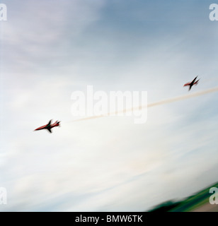 Die Hawk-Jets von der "Red Arrows" der britischen Royal Air Force aerobatic Team machen einen Low-Level-Pass durch Sommerhimmel. Stockfoto