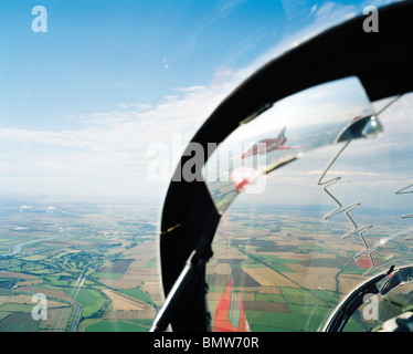 Aus dem Cockpit eines anderen Hawk der Elite "Red Arrows" der britischen Royal Air Force aerobatic Team während der Saison-Praxis. Stockfoto