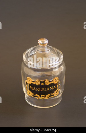 Glas Marihuana Glas oder Vintage-Behälter & Deckel mit ausgefallenen Etikett. Der Becher ist leer. Stockfoto