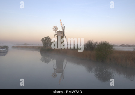 TURF FEN WIND PUMPE IM MORGENGRAUEN WIE HILL AUF DEM FLUSS ANT. NORFOLK BROADS Stockfoto