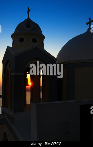 Eine Kirche bei Sonnenuntergang in Thira, Santorin, Griechenland. Stockfoto