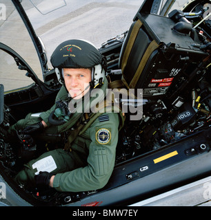 RAF Fighter Pilot in Harrier Flugzeugtyp an RAF Wittering. Stockfoto