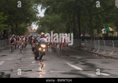 New York, NY - 20. Juni 2010 Motorrad führt die Harlem Crit-Radrennen rund um Marcus Garvey Park Stockfoto