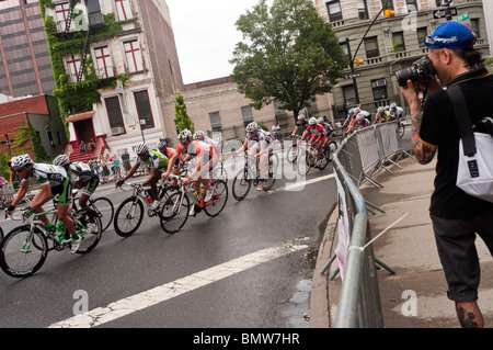 New York, NY - tätowiert 20. Juni 2010 Fotograf fotografiere Kyscraper Harlem Cycling Classic, Marcus Garvey Park Stockfoto