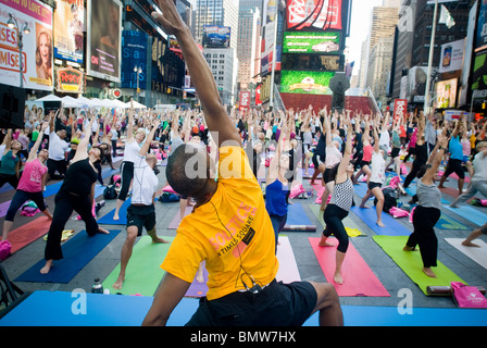 Yoga-Praktizierende auf dem Times Square in New York an einer der die kostenlose Yoga-Kurse, die Beobachtung der Sommersonnenwende am 07:28 Stockfoto