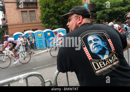 New York, NY - 20. Juni 2010 Zuschauer sehen die 2010 Wolkenkratzer Harlem Cycling Classic im Marcus Garvey Park. Stockfoto