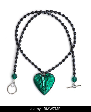 Halskette mit Herz- und Perlenkette aus Kristall und Sterling Silber Verschluss. Die Farben sind schwarz und smaragdgrün. Das Stillleben betont Farbe, Form und Form. Stockfoto