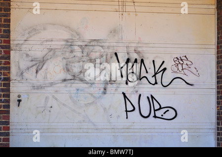 Graffiti auf Garagentor Stockfoto