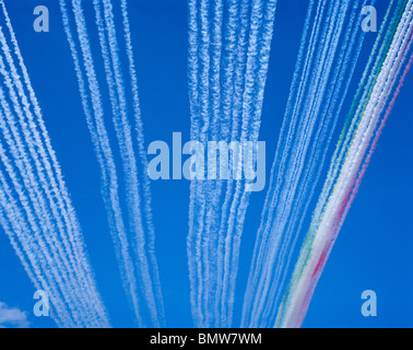 Rauch Spuren der vierzig führende europäische Kunstflug Display Flugzeug links über Schweizer Himmel (vollständige Beschriftung unten). Stockfoto